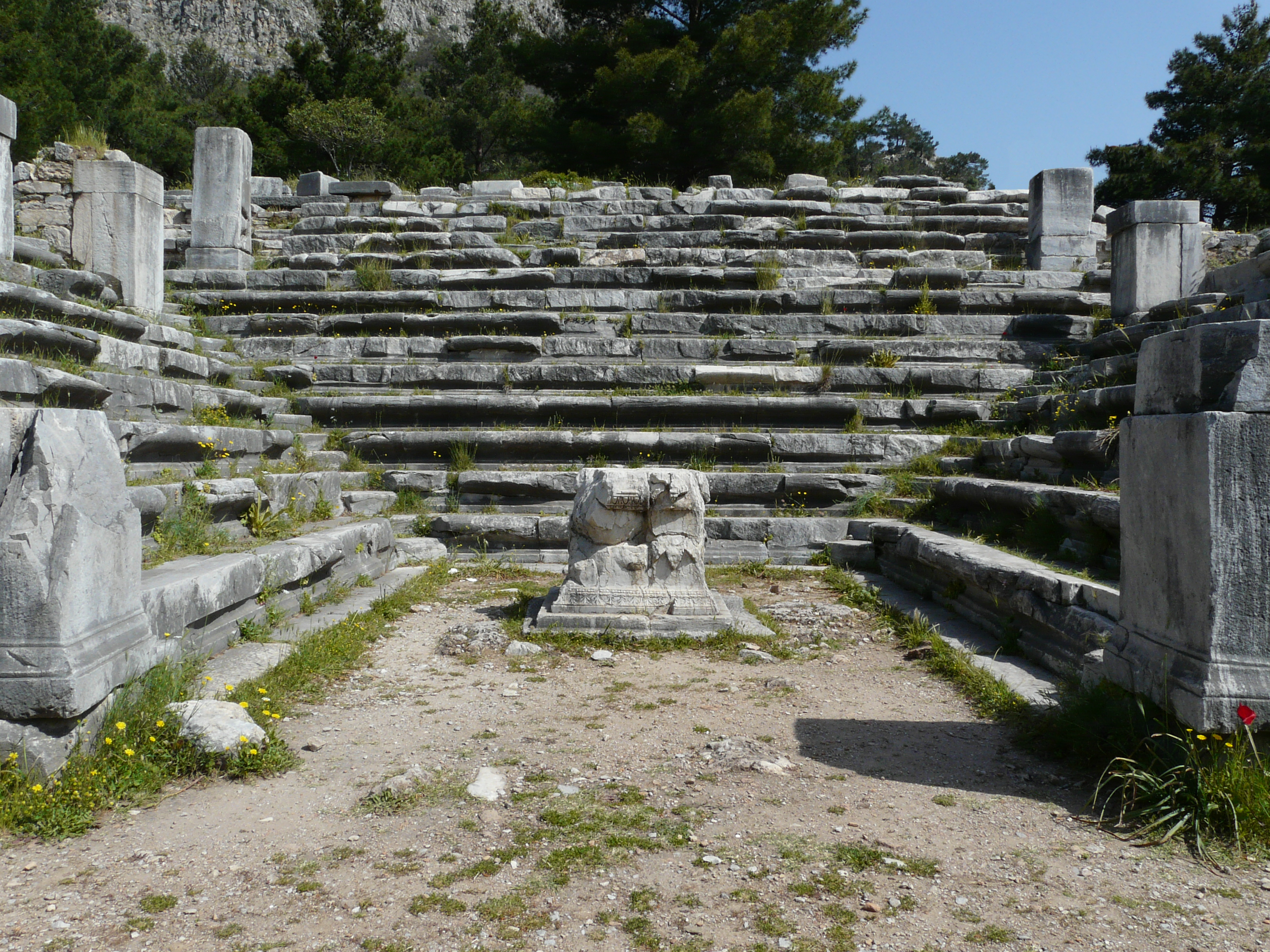 Bouleuterion in Priene, where the democratic council made decisions © Zigomar, 2009 | Wikimedia Commons