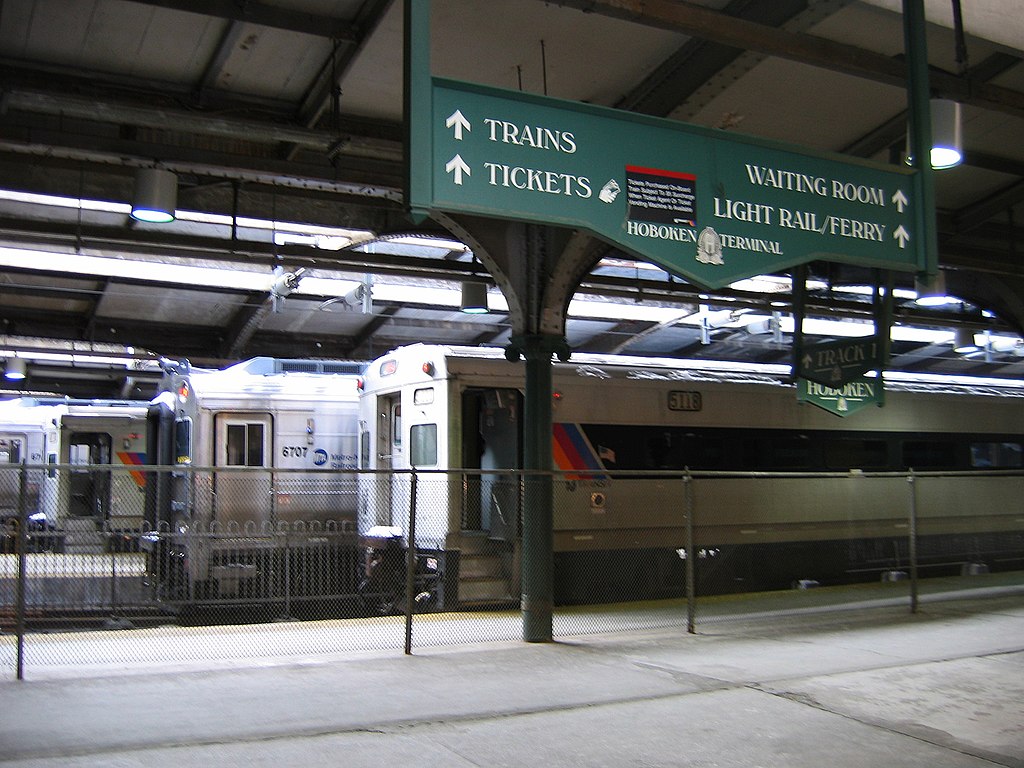 NJ Transit trains at Hoboken Terminal, 2006 © Aude | Wikimedia Commons